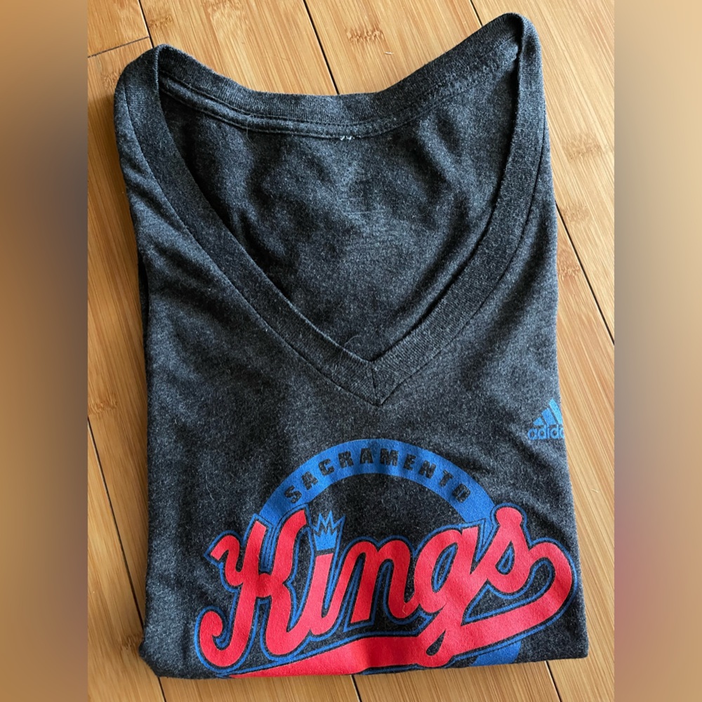 Sacramento …. kings Adidas top Blak ….Size # M